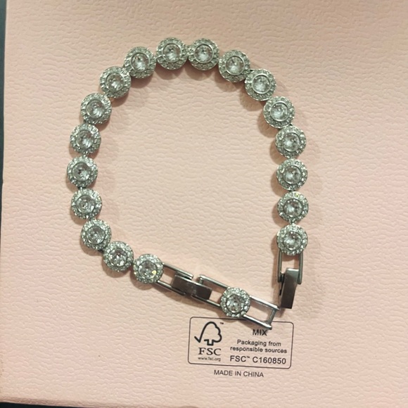❤️ Beautiful Swarovski’s Angelic Bracelet. - Picture 1 of 3